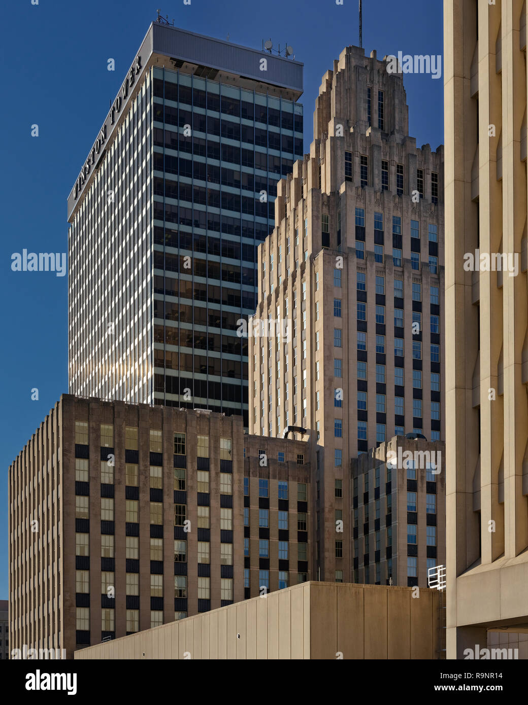 Stadt von Winston Salem Architektur. Reynolds Gebäude Zentrum und Winston Turm links. Stockfoto