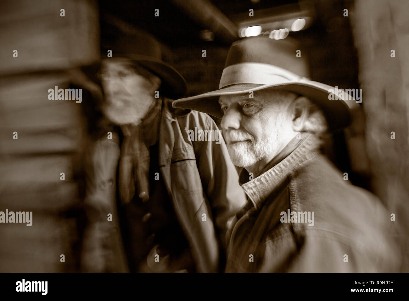 LB00143-01... WYOMING - Bobby Picklesimer und Clint Black in der Scheune in Willow Creek Ranch.  HERR # P10 - B19 Stockfoto