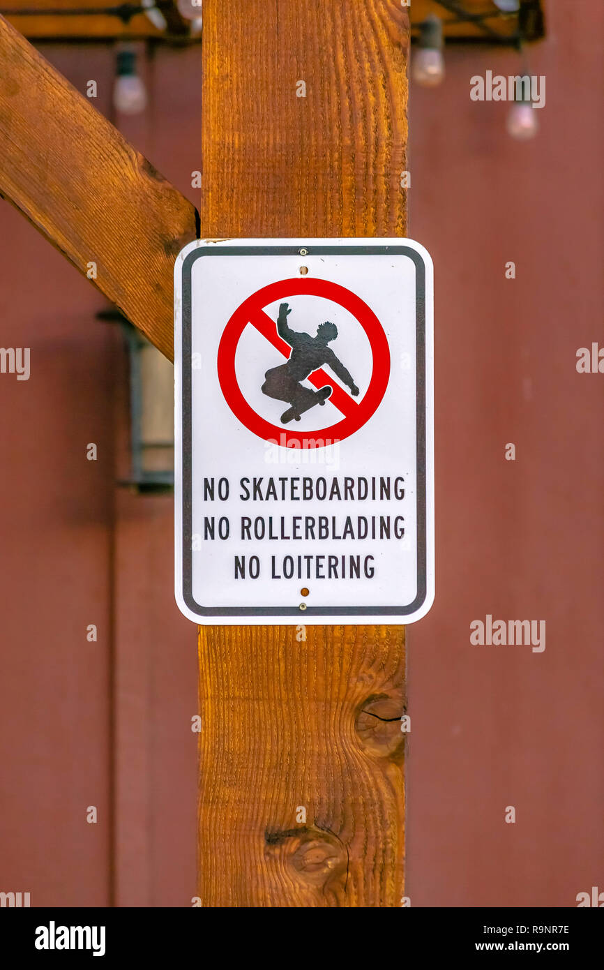 Keine skateboarding Schild in der Nähe des Pool Stockfoto