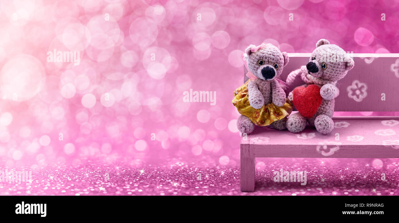 Valentinstag, ein paar süße Bären mit Herz auf hell rosa Licht Bokeh Hintergrund. Stockfoto