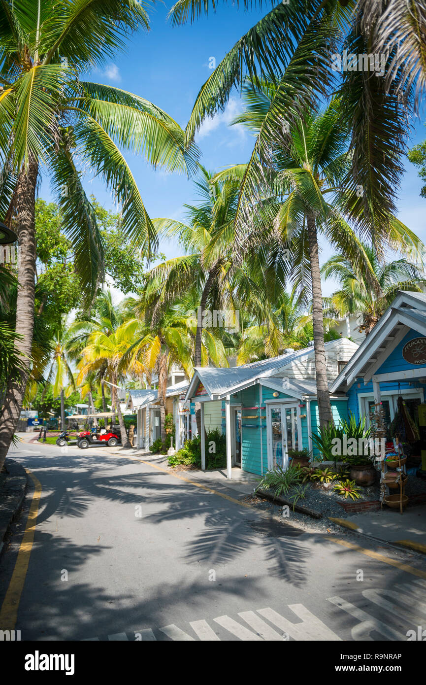 KEY WEST, Florida, USA - SEPTEMBER, 2018: eine Straße mit bunten Häuschen zu Geschäften umgewandelt gesäumt steht leer in der historischen Altstadt. Stockfoto