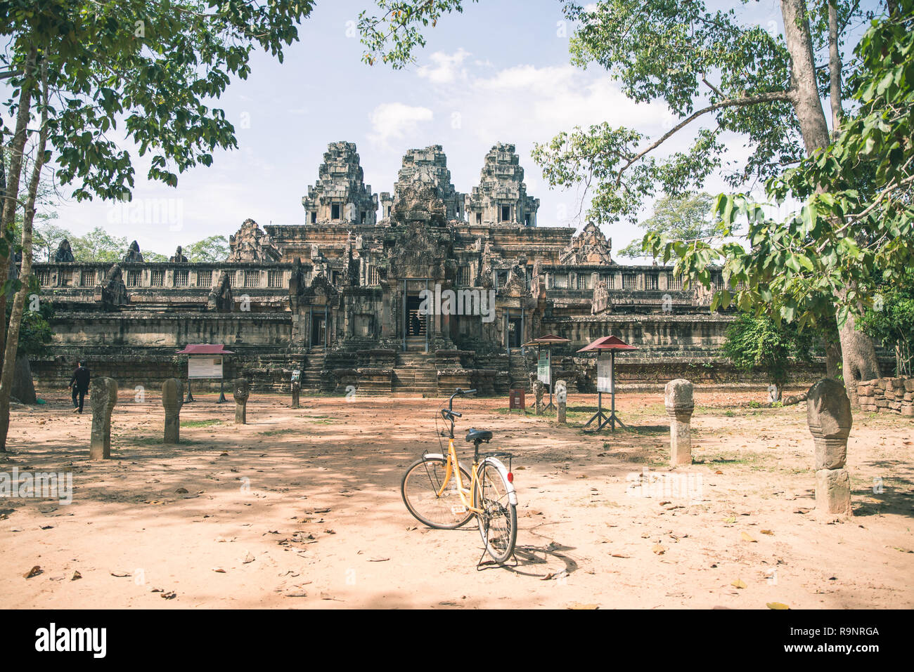 Touristische paar Radfahren rund um Tempel Angkor, Kambodscha. Ta Keo Gebäude Ruinen im Dschungel. Umweltfreundliche Tourismus reisen. Stockfoto