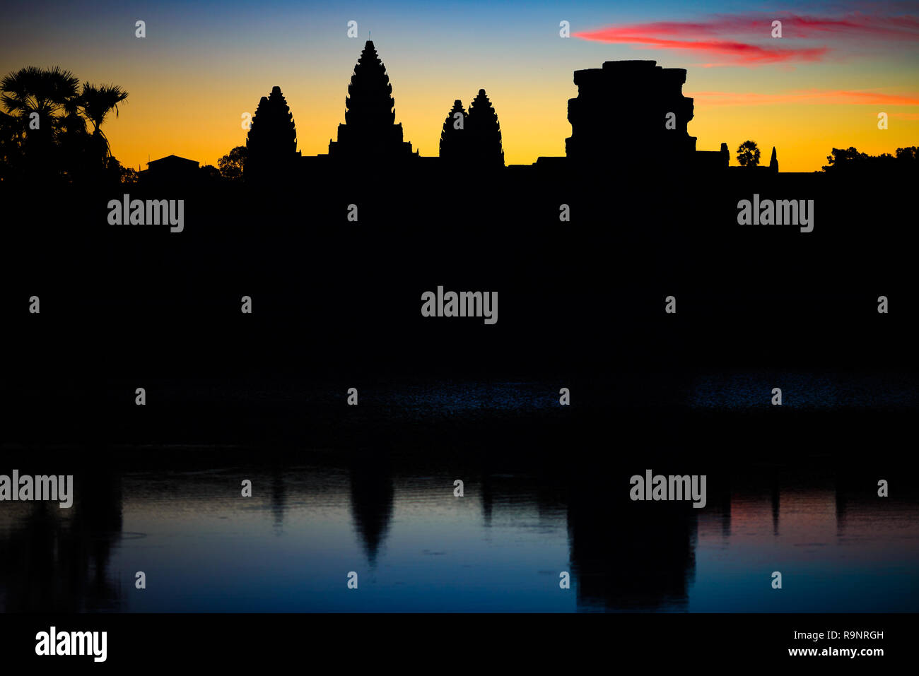 Angkor Wat dramatischer Himmel in der Morgendämmerung Hauptfassade silhouette Reflexion über Wasser Teich. Weltberühmte Tempel in Kambodscha. Stockfoto