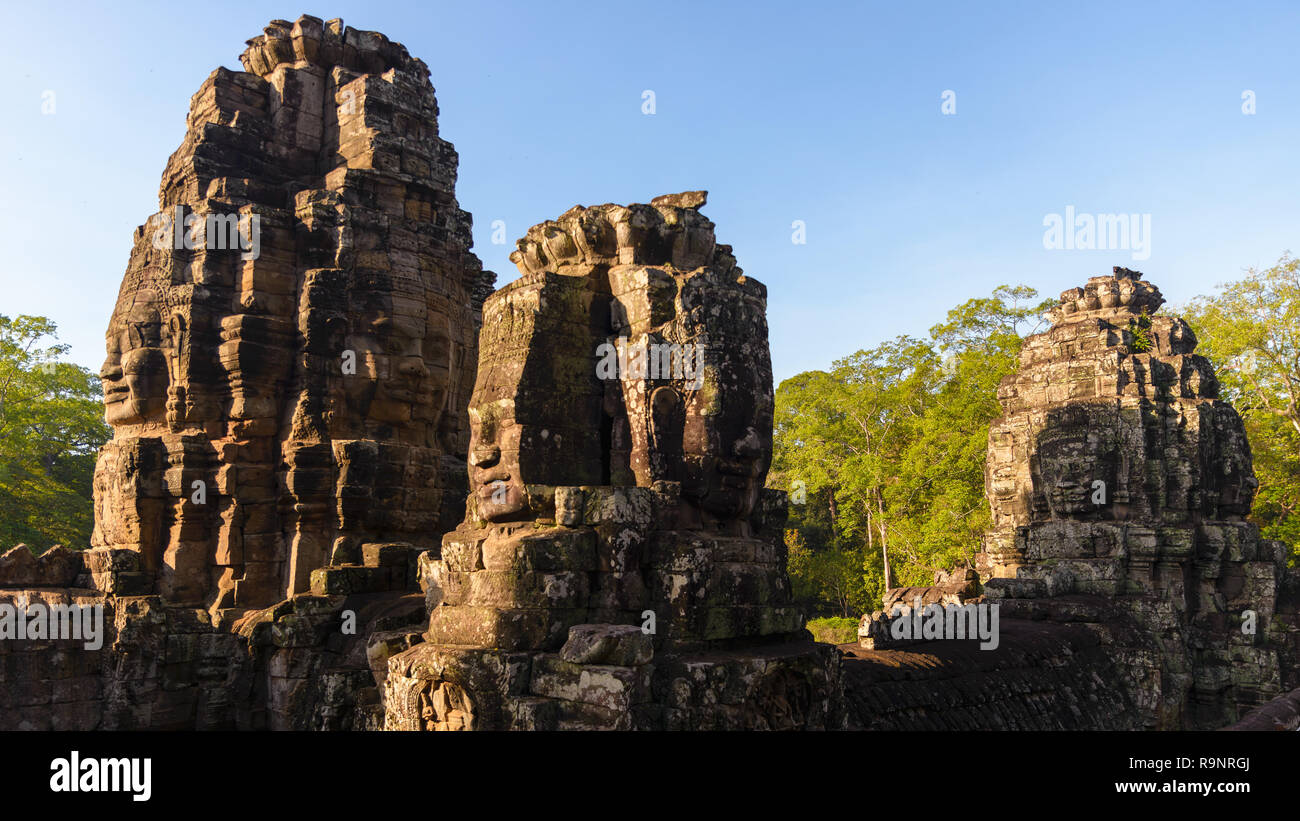 Stein Gesichter in Bayon, Angkor Thom Tempel, selektiven Fokus Abendlicht. Buddhismus meditation Konzept, weltberühmten Reiseziel, Kambodscha Tourismus Stockfoto