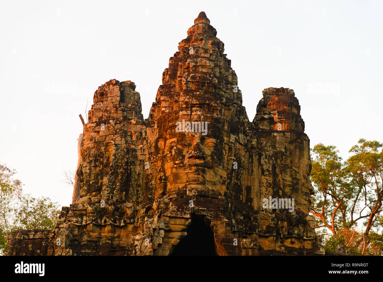 Stein Gesichter in Bayon, Angkor Thom Tempel, selektiven Fokus Abendlicht. Buddhismus meditation Konzept, weltberühmten Reiseziel, Kambodscha Tourismus Stockfoto