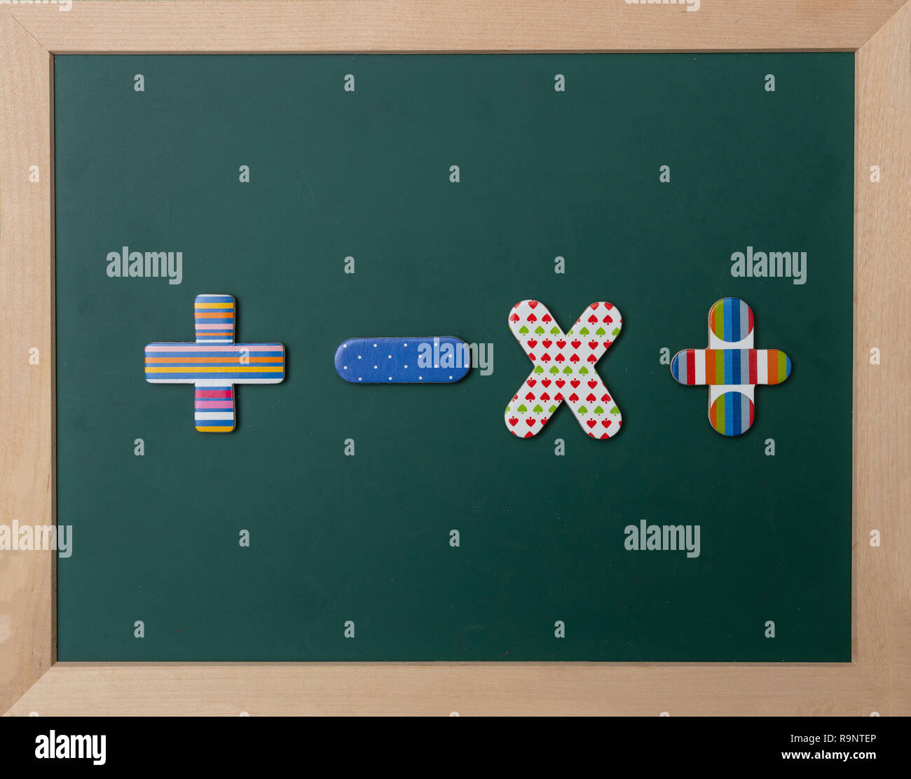 Mathematik, Schule Konzept. Grüne Tafel mit Holzrahmen, bunte Betrieb Zeichen Stockfoto