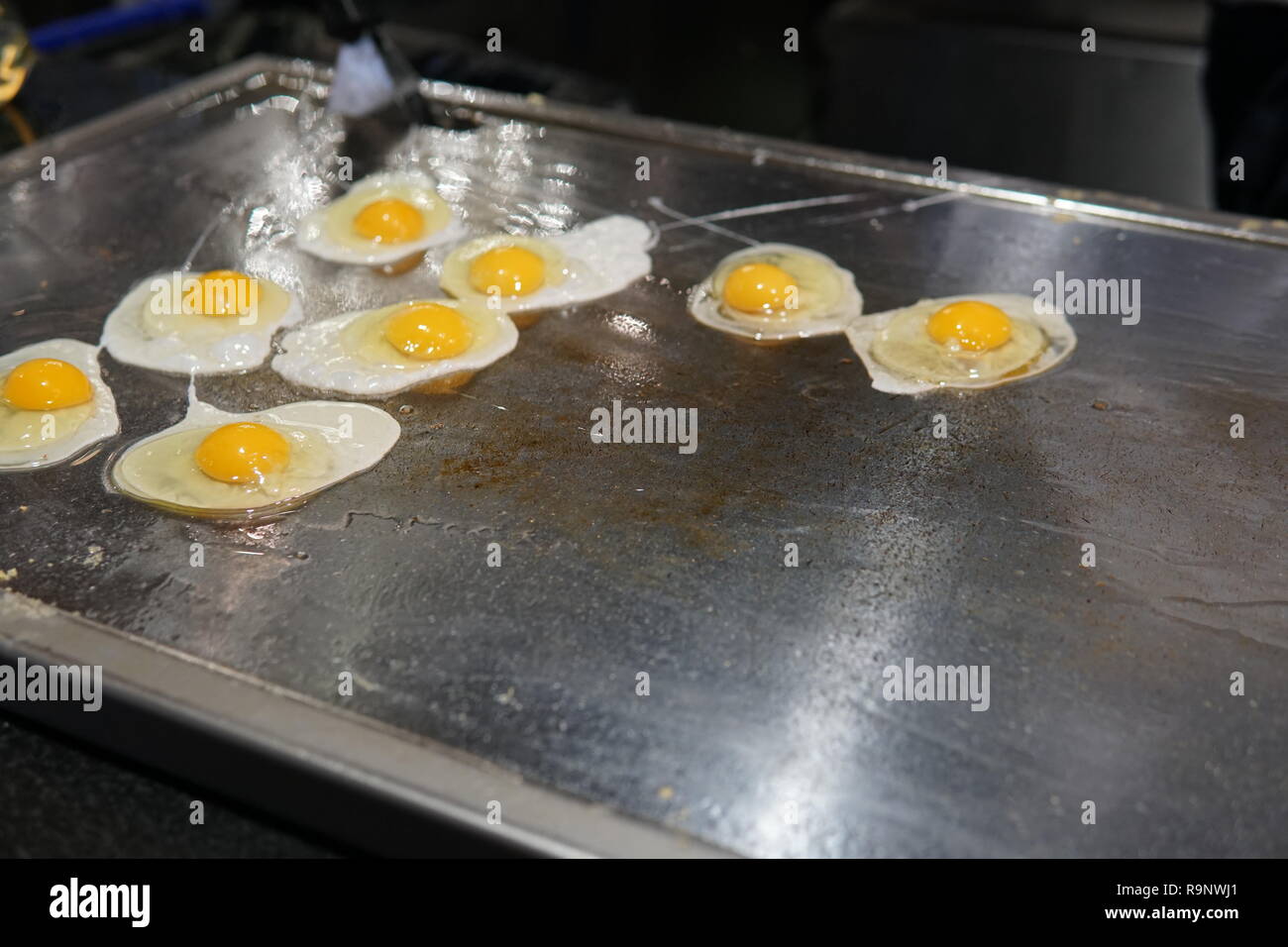 Gekochte Eier, Rührei Frühstück in der Küche des Restaurant Stockfoto