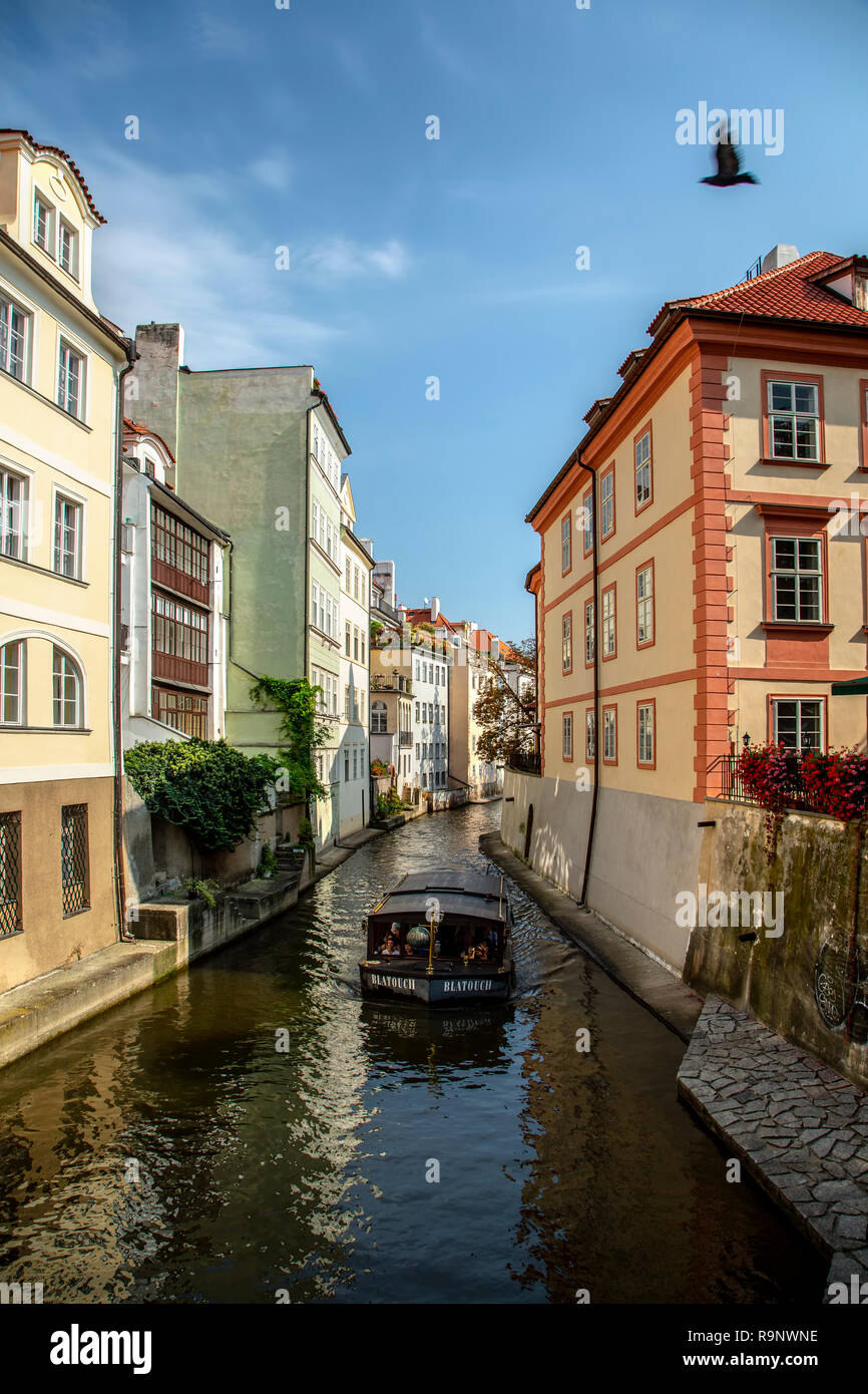 Bunte Häuser und Boot auf Devil's Channel, Kleinseite, Prag, Tschechische Republik Stockfoto