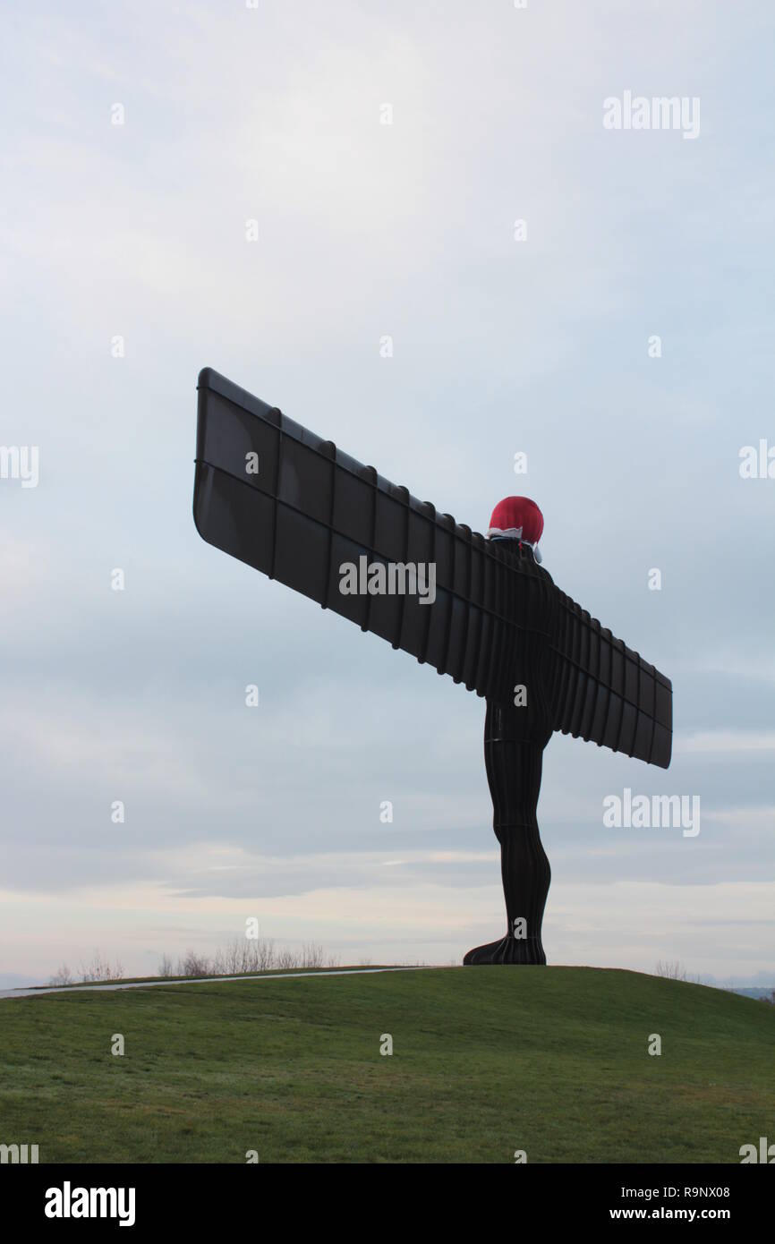 Gateshead, Newcastle upon Tyne, Großbritannien. 26. Dezember, 2018. Engel des Nordens mit Santa Clause Hut & Der Mond - Gateshead - Engel des Nordens. Die Newcast Stockfoto