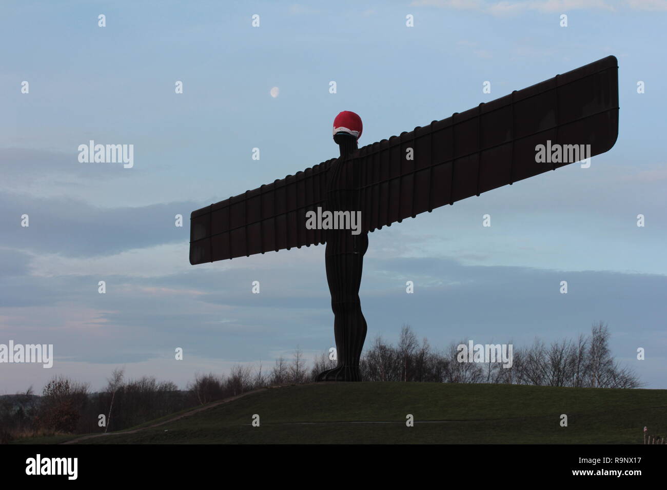 Gateshead, Newcastle upon Tyne, Großbritannien. 26. Dezember, 2018. Engel des Nordens mit Santa Clause Hut & Der Mond - Gateshead - Engel des Nordens. Die Newcast Stockfoto