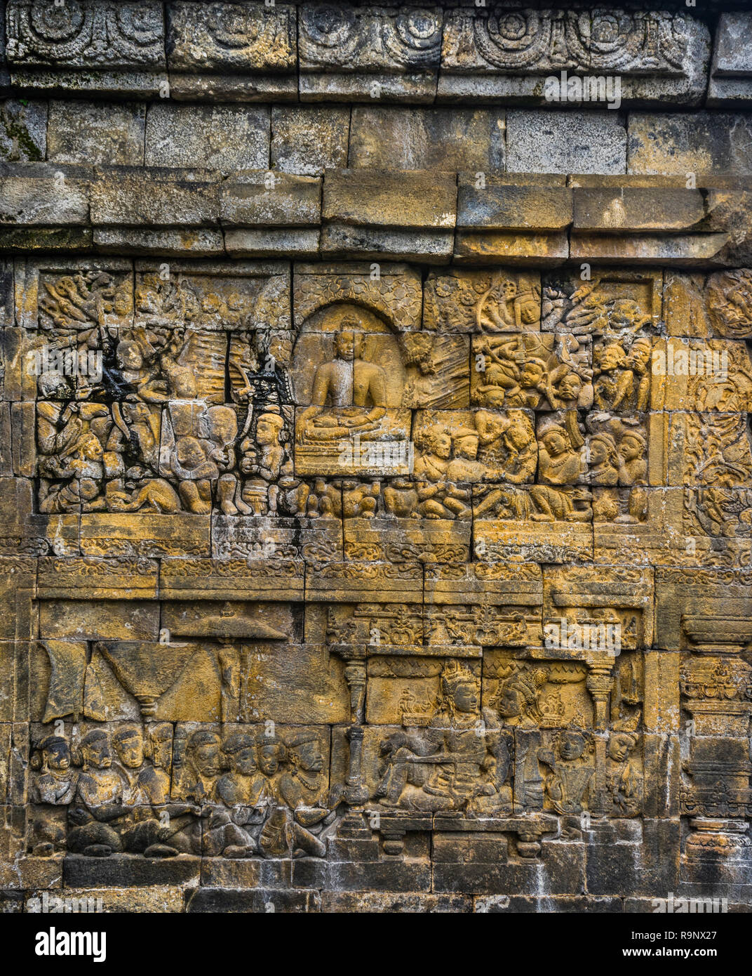 Bas Relief Panel auf einer Balustrade des 9. Jahrhunderts Borobudur buddhistischen Tempel, die rund 2672 bilden eine der umfassendsten Buddhistische n Stockfoto