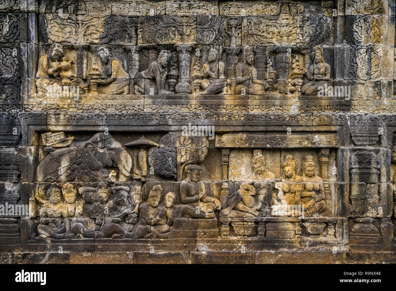 Bas Relief Panel auf einer Balustrade des 9. Jahrhunderts Borobudur buddhistischen Tempel, die rund 2672 bilden eine der umfassendsten Buddhistische n Stockfoto