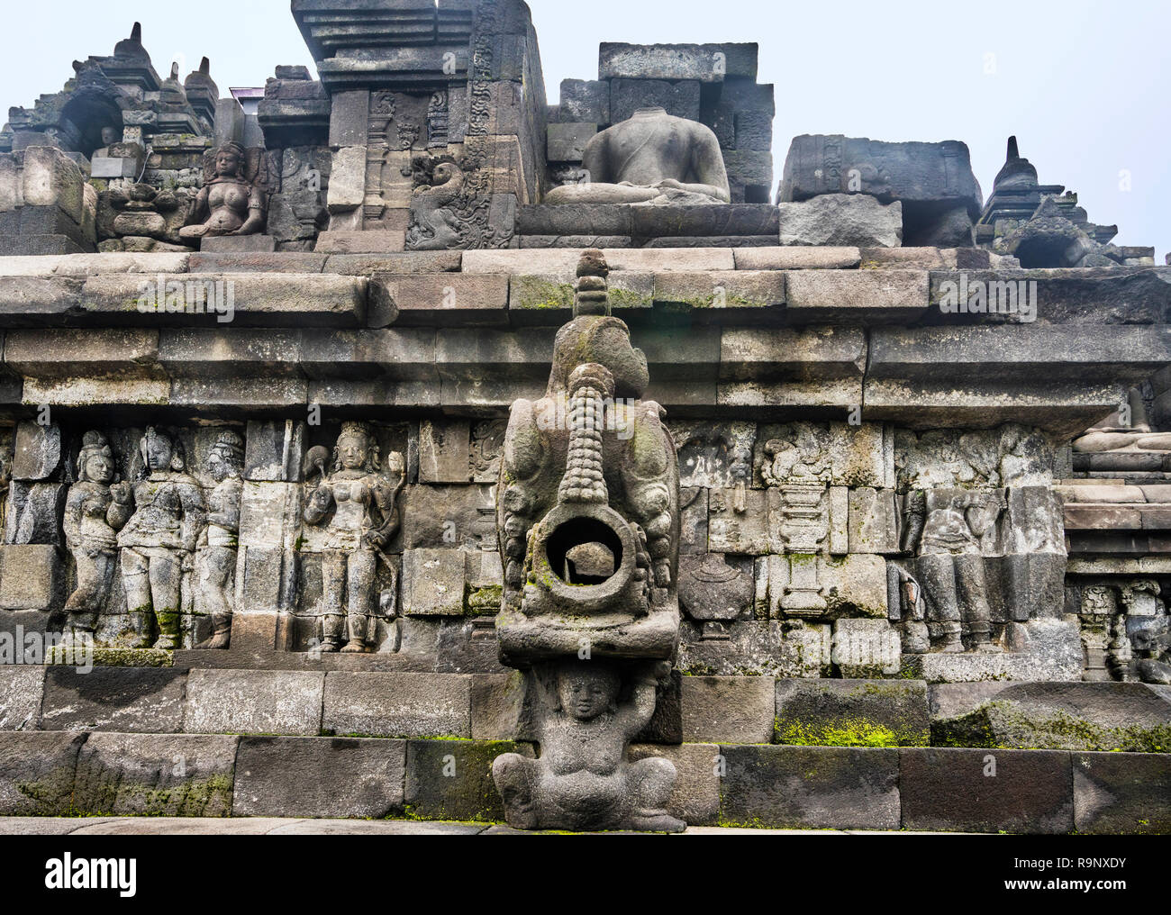 Geschnitzte Regenwasser Ausguss und Reliefs auf einer Balustrade im 9. Jahrhundert Borobudur Mahayana-buddhistischen Tempel, Central Java, Indonesien Stockfoto