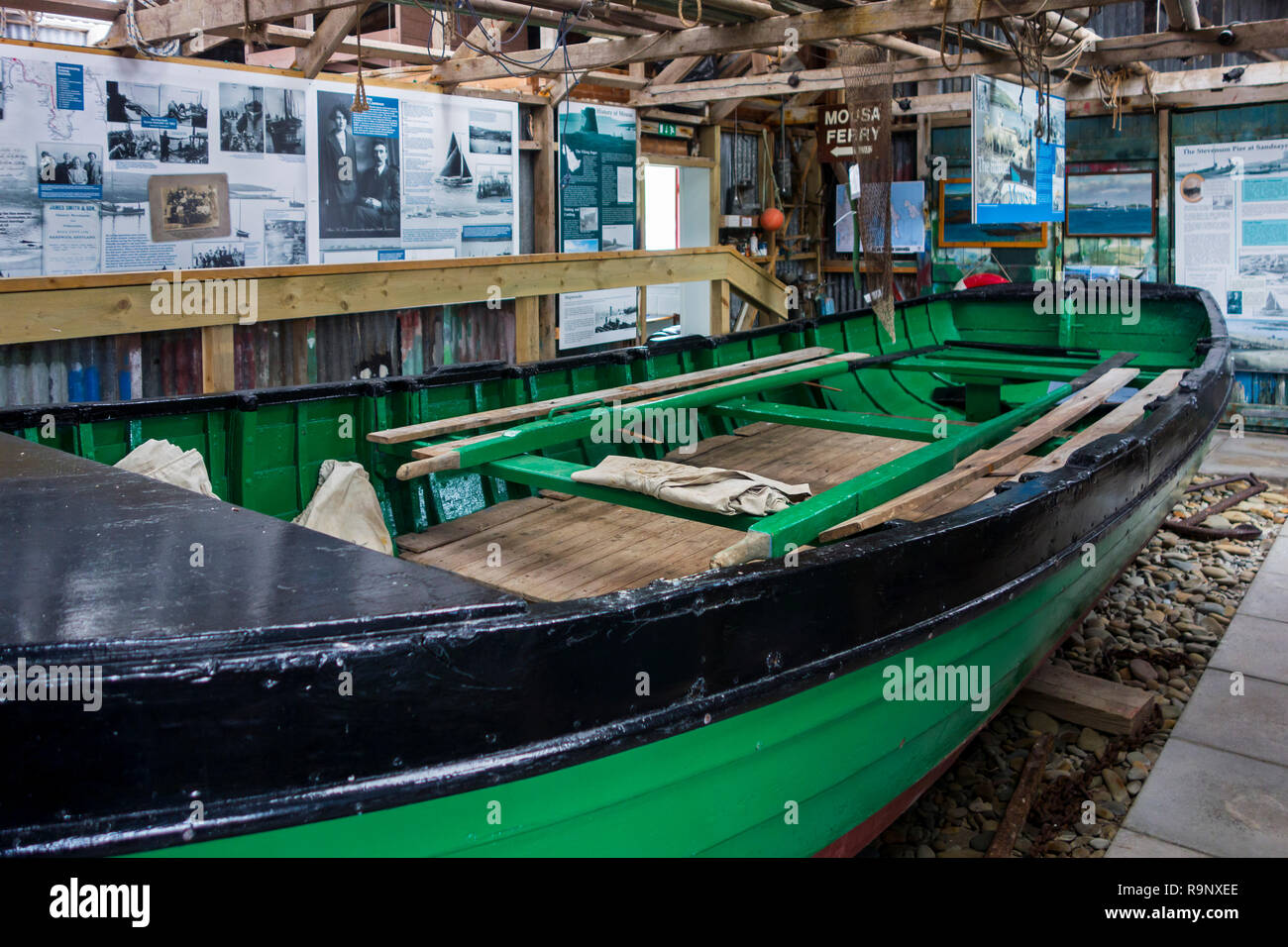 Die wiederhergestellten Mousa flitboat/huschen Boot im Sandsayre interpretativen Zentrum bei Sandwick, Shetlandinseln, Schottland, Großbritannien Stockfoto