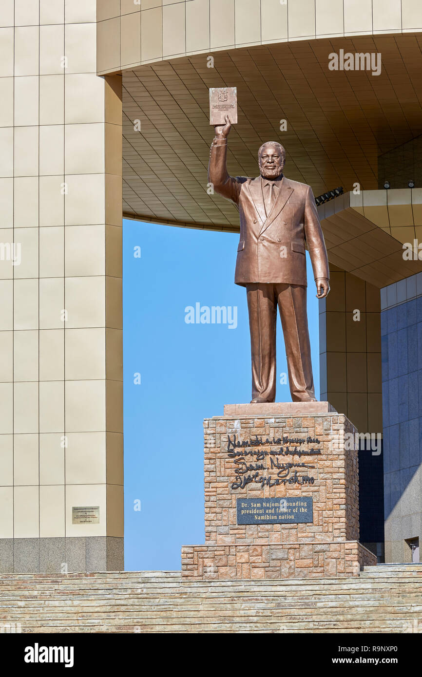 Unabhängigkeit Museum mit Dr. Sam Nujoma (Samuel Shafiishuna Daniel Nujoma) Statue in Windhoek, Namibia, Afrika Stockfoto