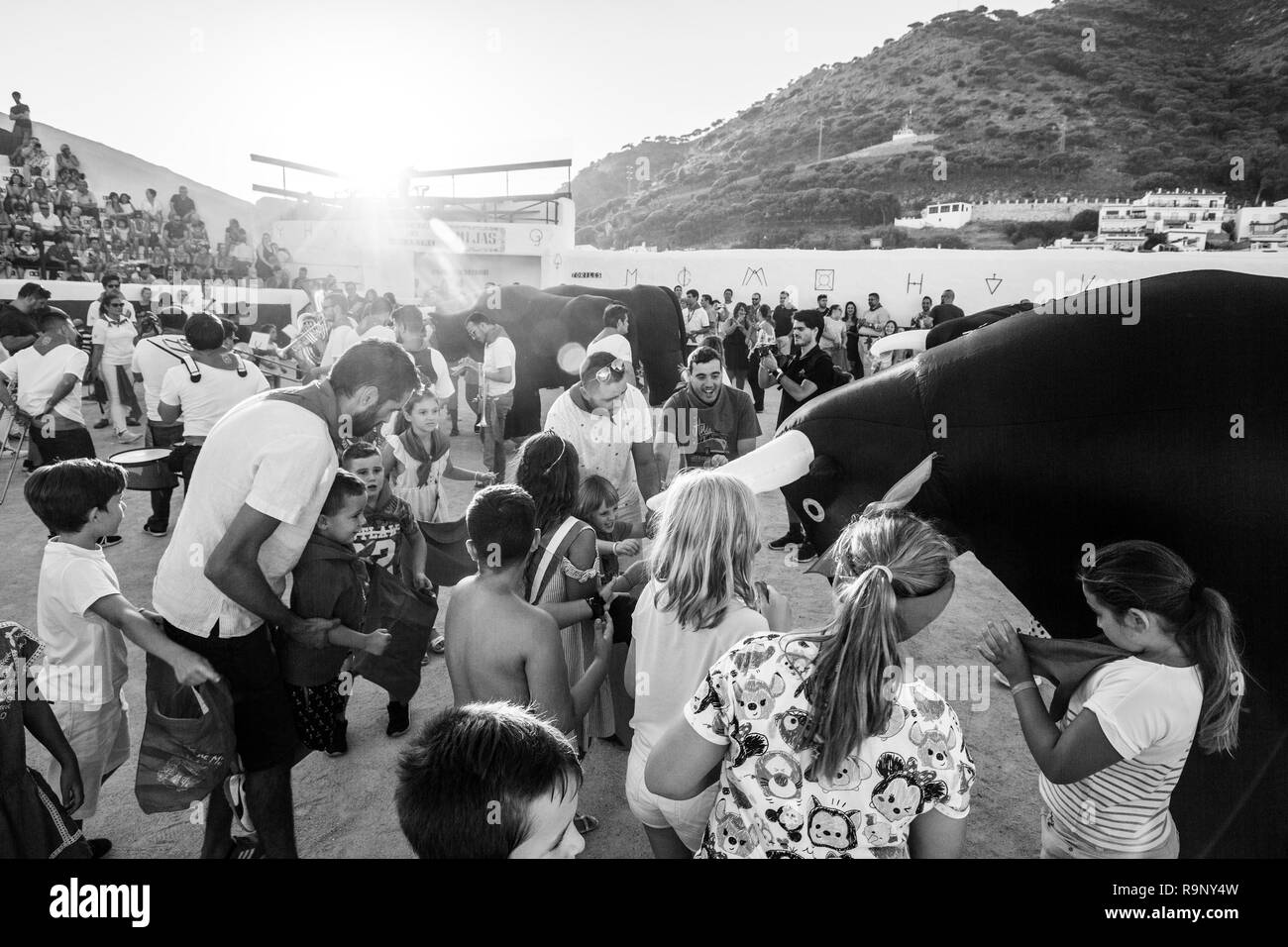 Ausführen von aufblasbaren Stierkämpfe für Kinder, Mijas Pueblo Messe. Provinz Malaga, Costal del Sol. Andalusien, Südspanien. Europa Stockfoto