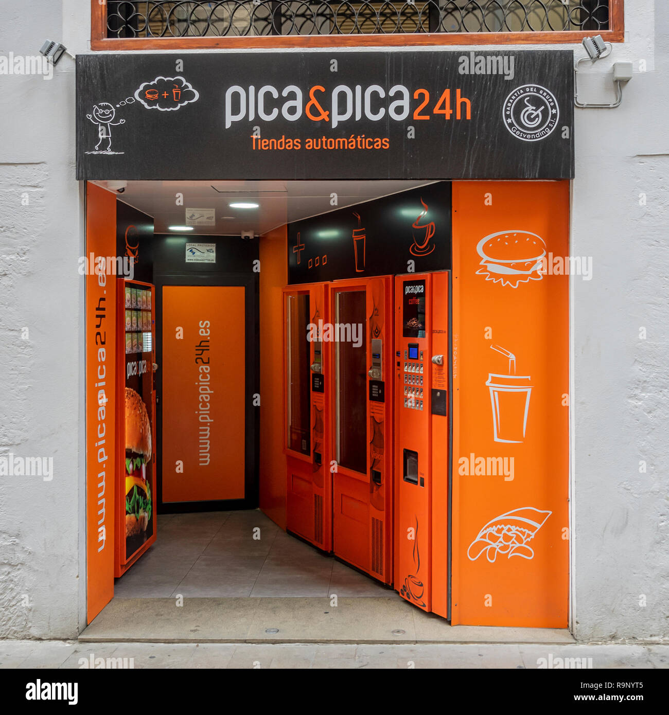 VALENCIA, SPANIEN - 24. MAI 2018: 24-Stunden-Abholpunkt für Online-Einkäufe im Stadtzentrum Stockfoto