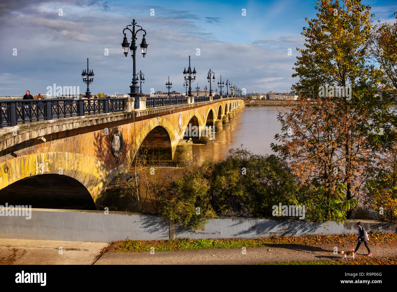 Pont de Pierre. Steinerne Brücke und Fluss Garonne. Bordeaux, Gironde. Region Aquitanien. Frankreich Europa Stockfoto