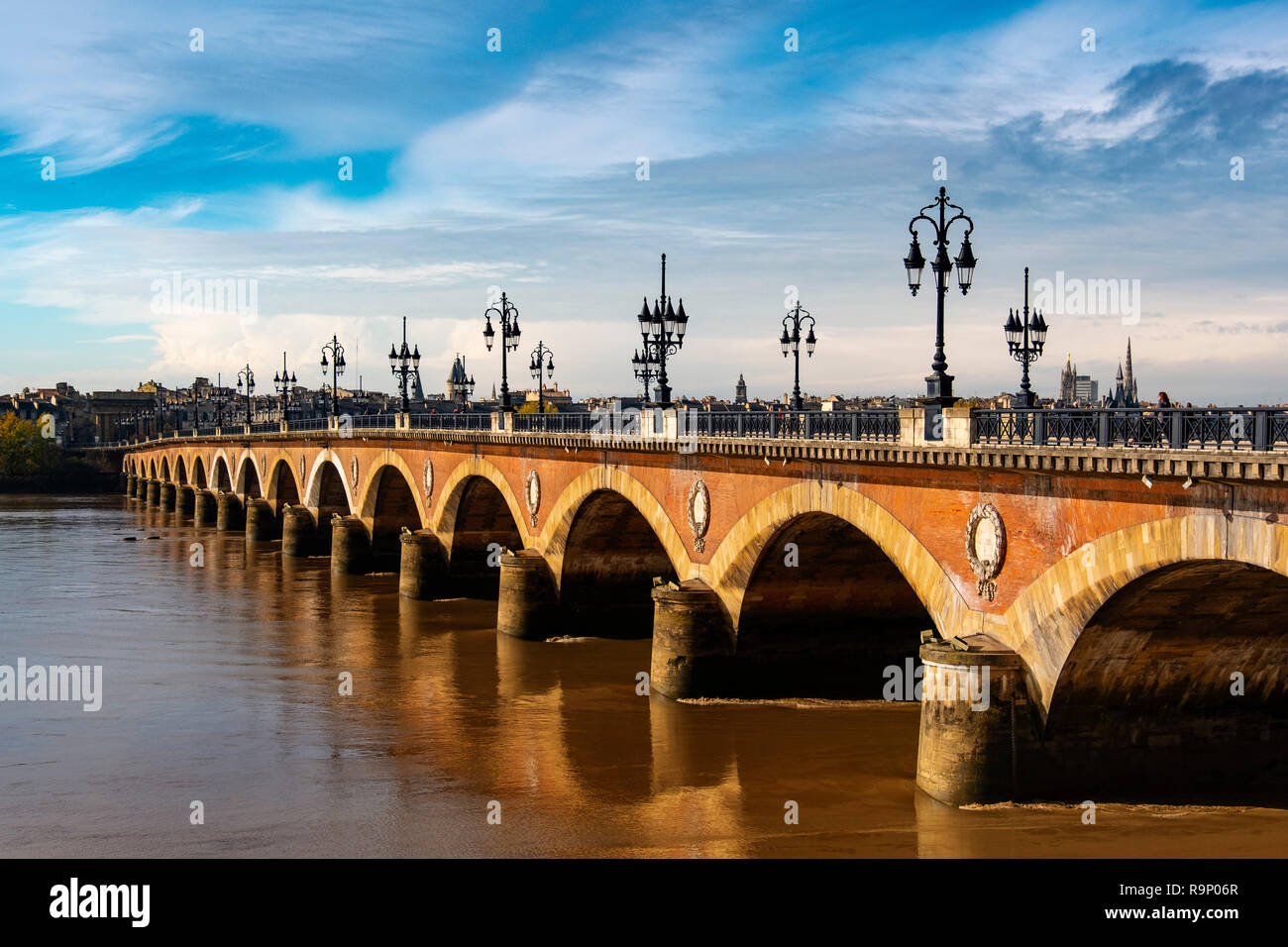 Pont de Pierre. Steinerne Brücke und Fluss Garonne. Bordeaux, Gironde. Region Aquitanien. Frankreich Europa Stockfoto