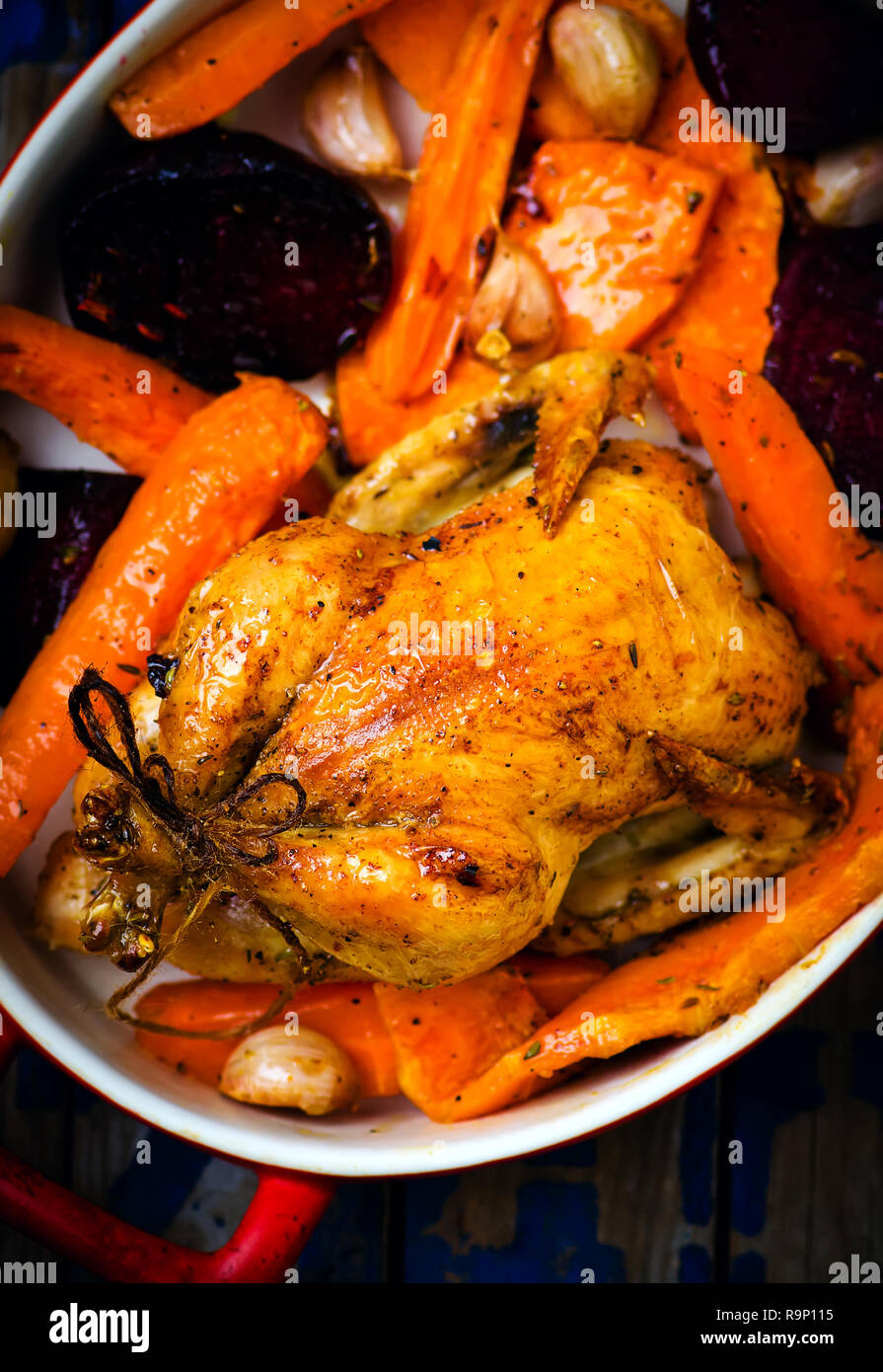 Das Huhn gebacken mit hackfrüchten. top anzeigen.. Stockfoto