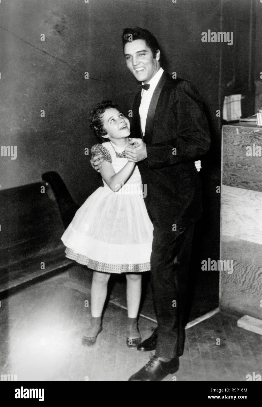 Elvis Presley, Tanzen mit einem jungen Fan, ca. 1956 Datei Referenz # 33635 677THA Stockfoto