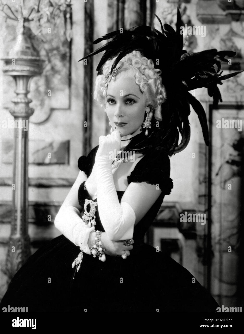 Dolores del Rio, im Charakter als Kurtisane Madame du Barry von Versailles in einer Szene aus "Madame Du Barry' (1934) Warner Bros.-Datei Referenz # 33635 692 THA Stockfoto