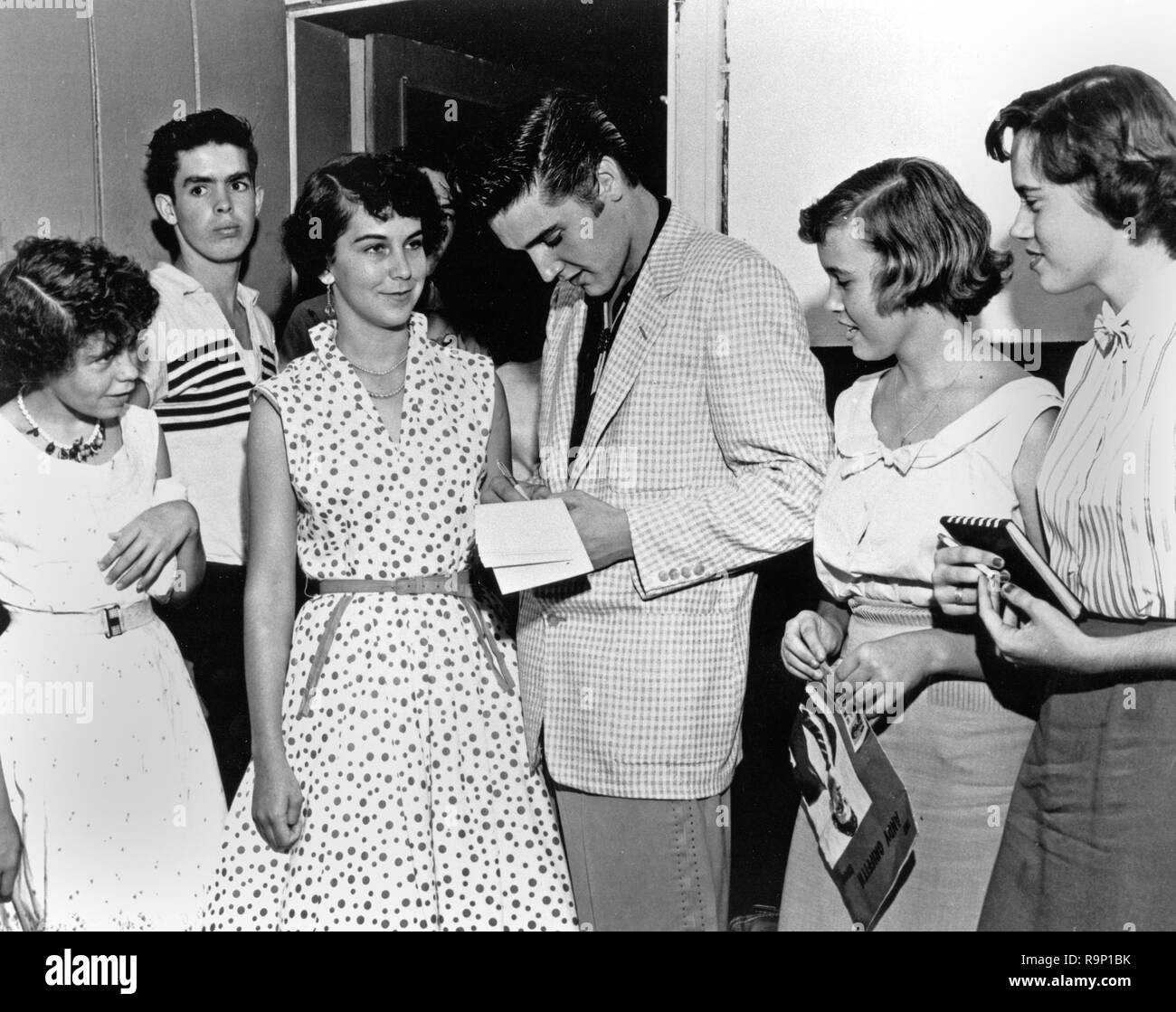 Elvis Presley, Autogramme für die Fans, das circa 1957 Datei Referenz # 33635 806 THA Stockfoto