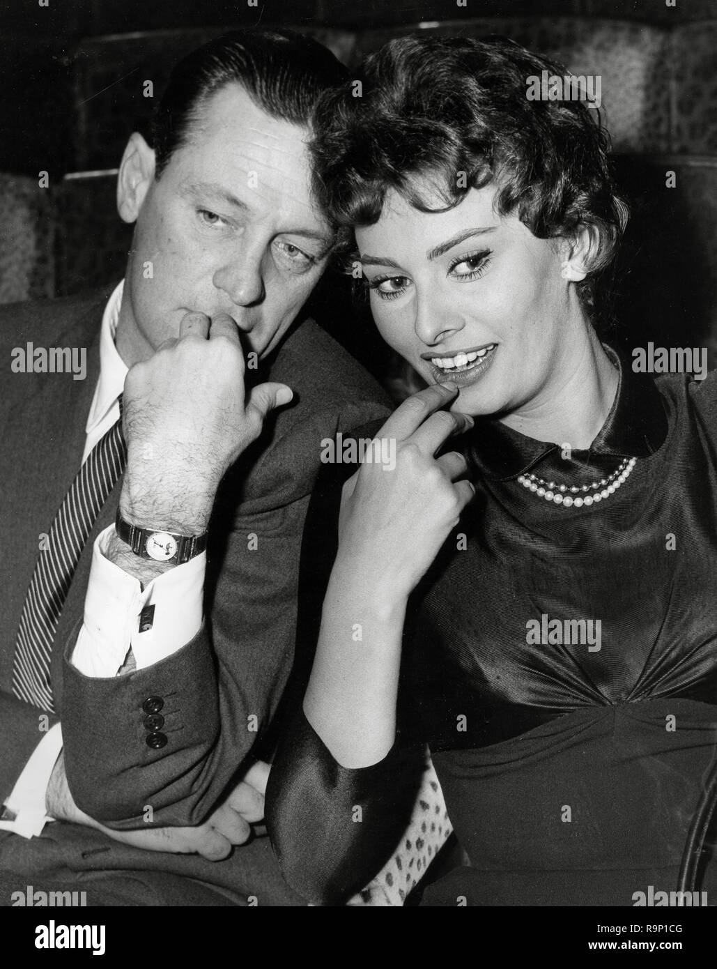 Sophia Loren, William Holden, auf einer Presseveranstaltung für den Film, "Der Schlüssel" (1958) Columbia Pictures Datei Referenz # 33635 831 THA Stockfoto