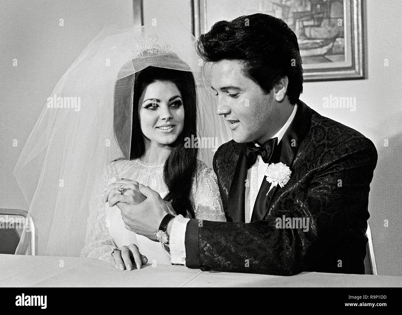 Elvis Presley, Priscilla Presley, an ihrem Hochzeitstag, dem 1. Mai 1967, im Aladdin Hotel in Las Vegas, Nevada. Dateireferenz # 33635_850CPC Stockfoto