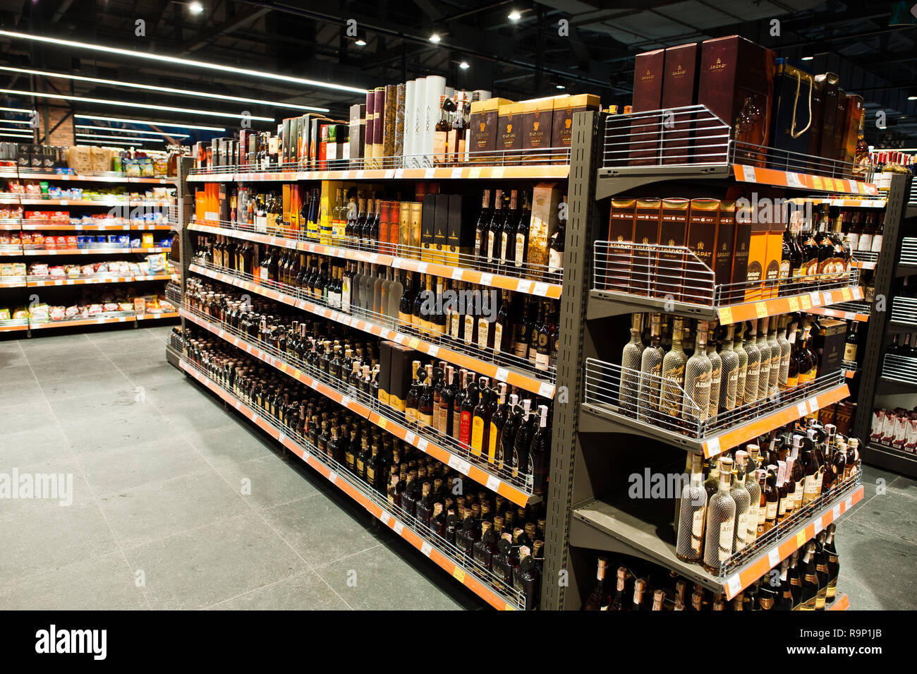 Kiew, Ukraine - Dezember 19, 2018: Flaschen verschiedener Alkohol Flaschen und Cognacs, die auf Regalen in einem Supermarkt. Stockfoto