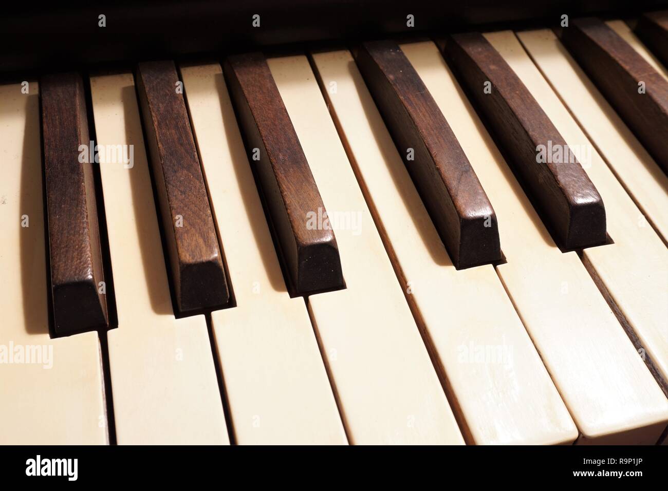 Nahaufnahme der Holz- Tasten eines alten Pump Organ Stockfoto