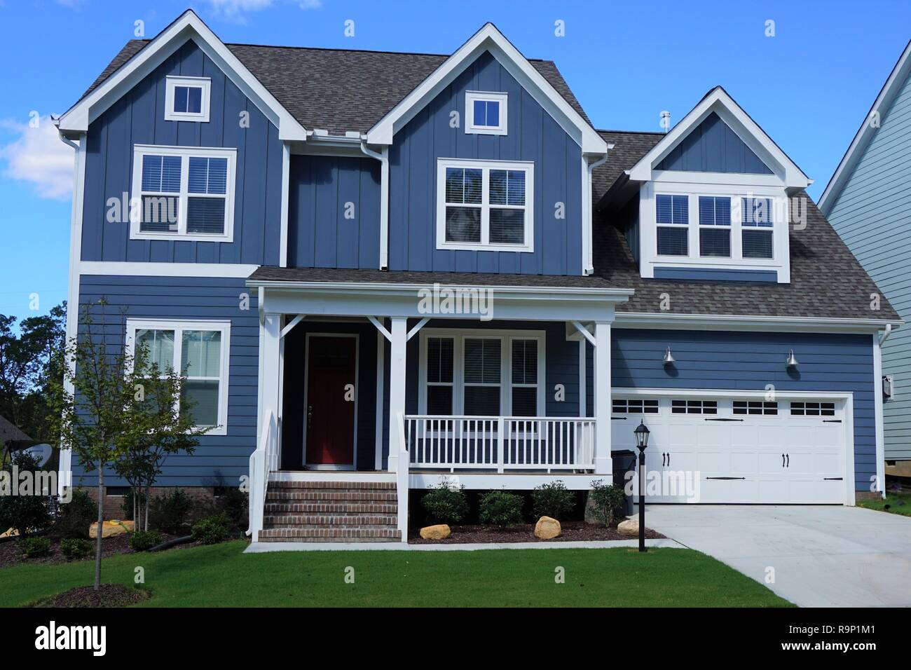 2-stöckiges, blau, vorstadthaus in einer Nachbarschaft in North Carolina Stockfoto