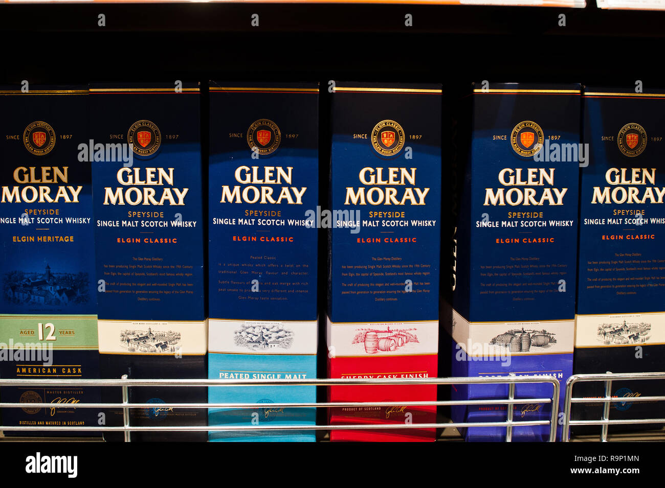 Kiew, Ukraine - Dezember 19, 2018: Boxen von Glen Moray auf Regalen in einem Supermarkt. Glen Moray Distillery ist ein speyside Distillery, single ma Stockfoto