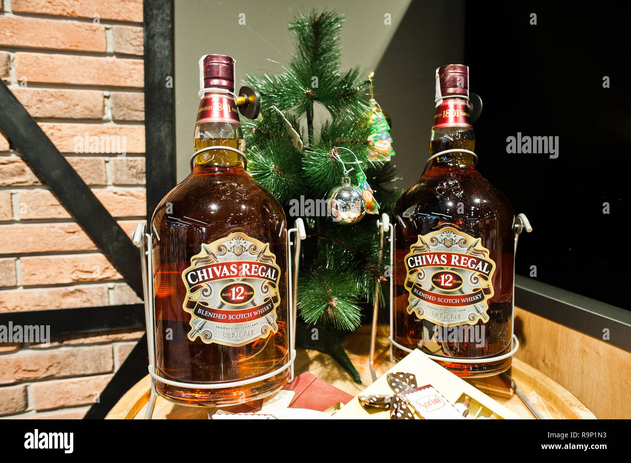 Kiew, Ukraine - Dezember 19, 2018: Zwei große 4,5 Liter Flaschen Chivas Regal auf Regalen in einem Supermarkt. Chivas Regal ist ein Blended Scotch Whisky Produ Stockfoto