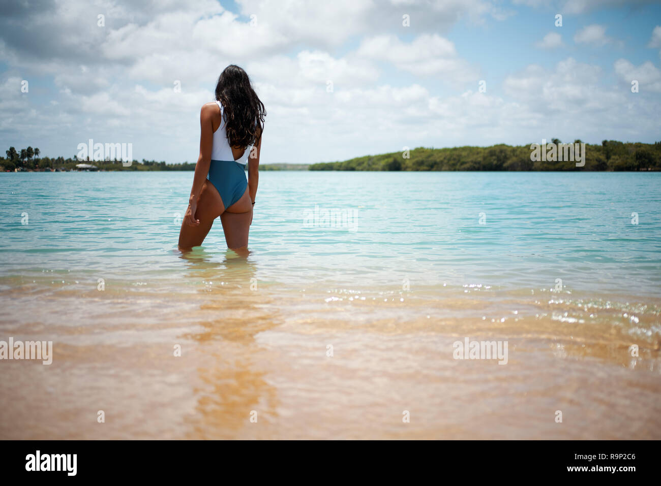 Mädchen gehen in Wasser am Strand Stockfoto