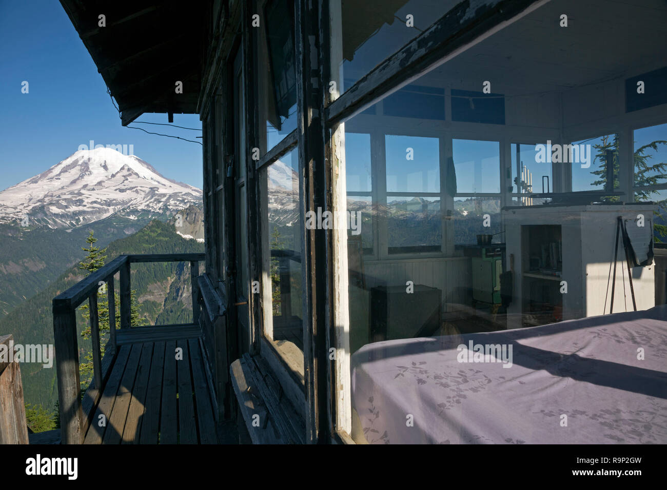 WA 15616-00 ... WASHINGTON - Innenansicht der Shriner Peak Fire Lookout und Blick auf den Mount Rainier, Mount Rainier National Park. Stockfoto