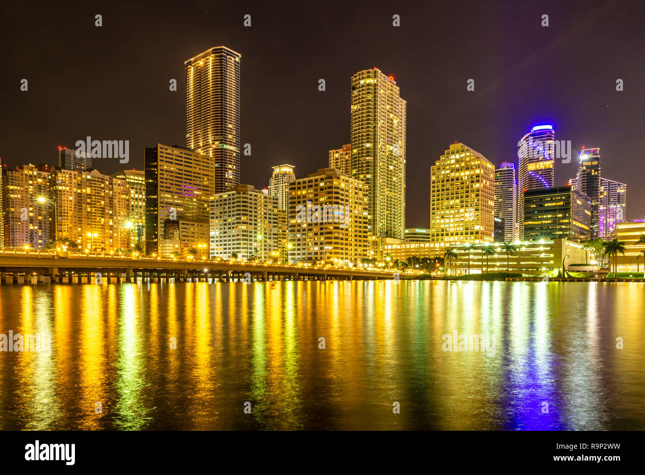 Nachtlicht Blick auf Miami Downtown Gebäude in Florida Stockfoto
