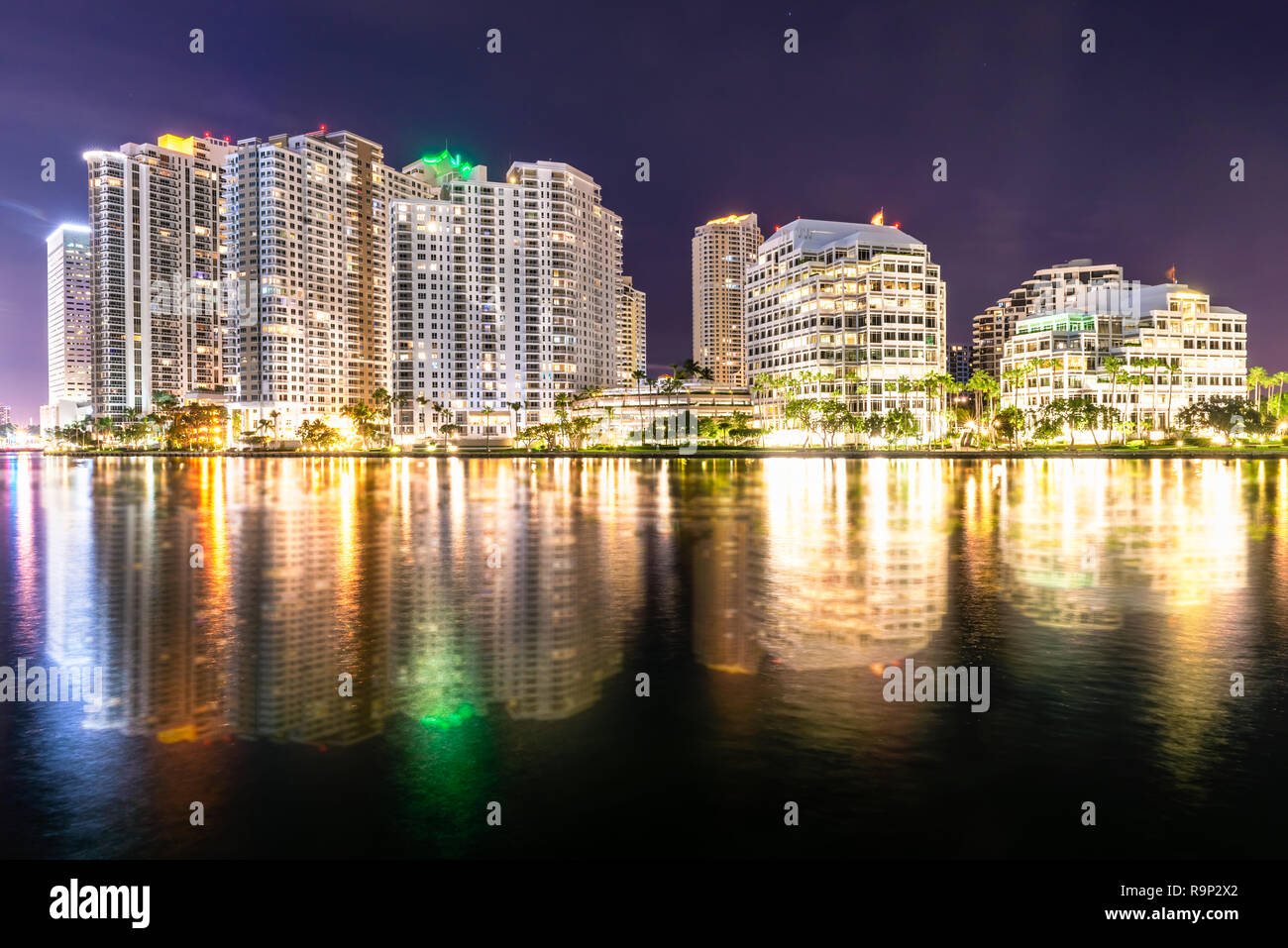 Brickell Key Skyline bei Nacht leuchtet und Reflexionen. Stockfoto