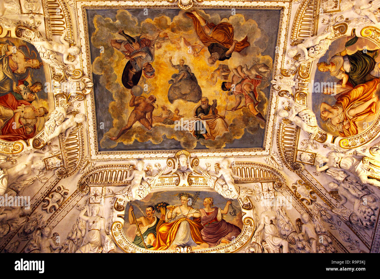 Üppig dekoriertes Teil der Decke des Palazzo Barbaran da Porto in Vicenza. Stockfoto