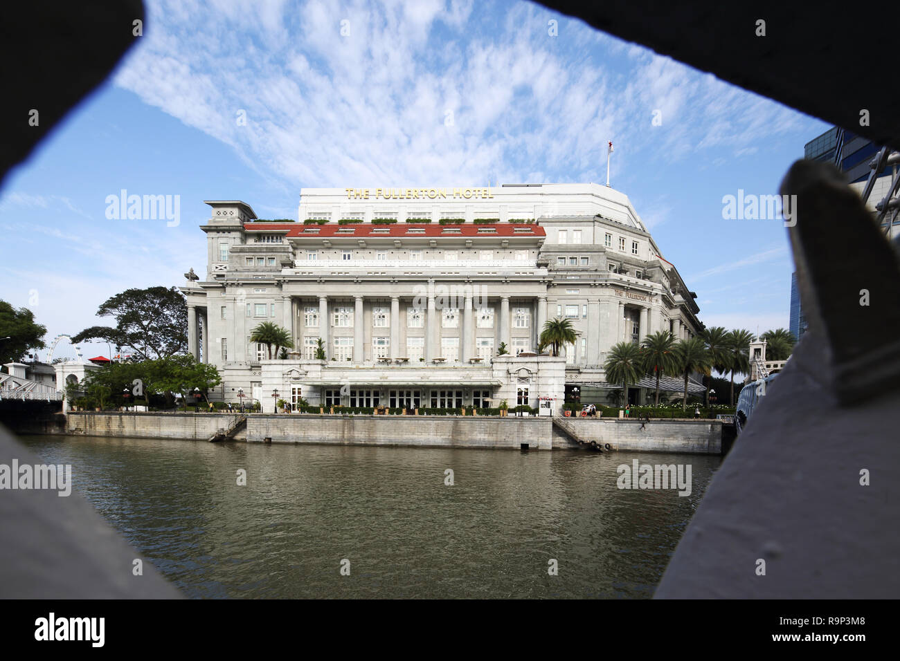 Durch das Loch, um zu sehen, Fullerton Hotel. Dies ist ein 5-Sterne neoklassische Hotel neben dem Fluss Singapur, Singapur entfernt. Stockfoto