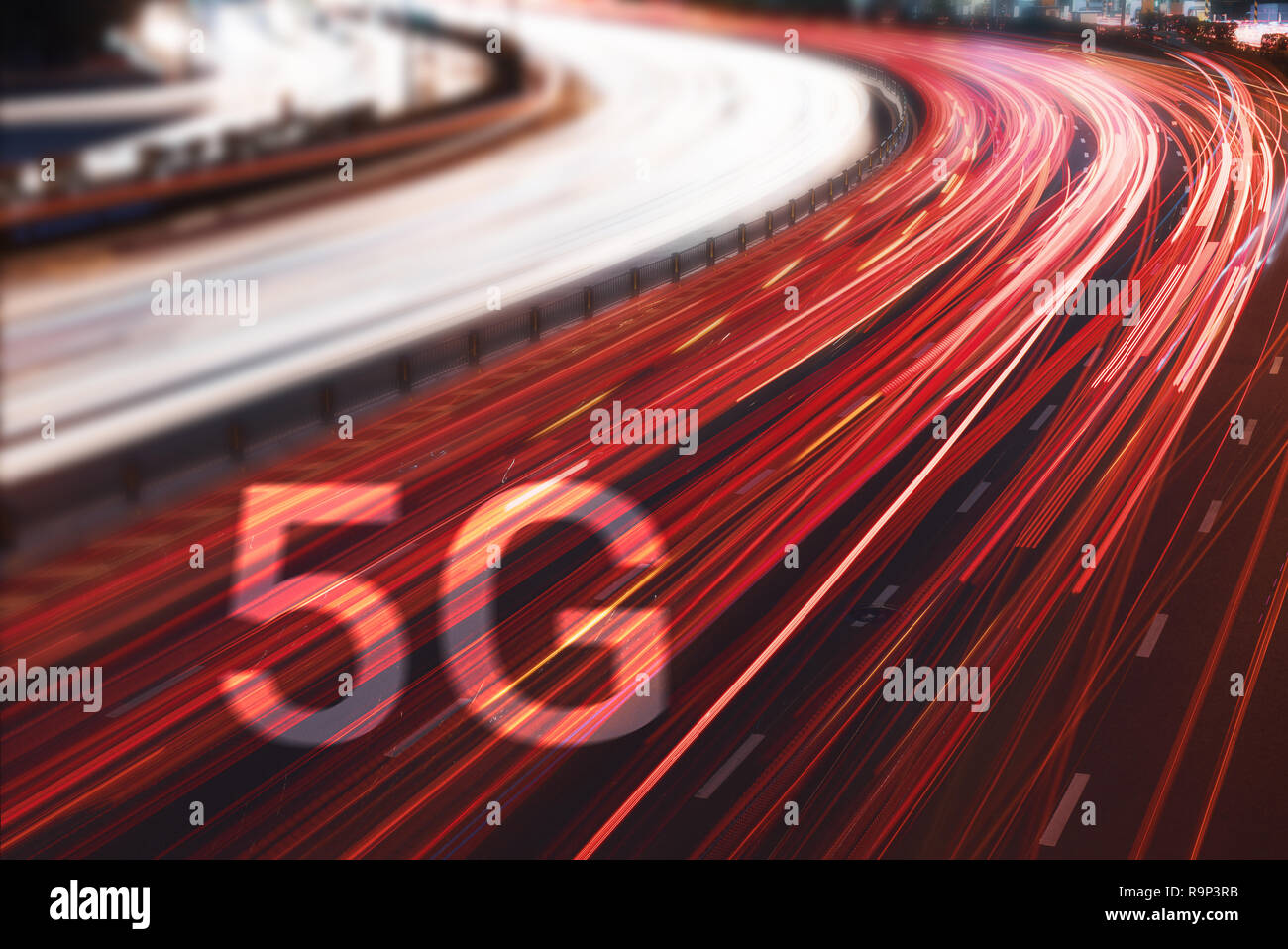 5G Wireless Internet Wifi Verbindung auf Autos leichte Wanderwege in der Nacht Stockfoto
