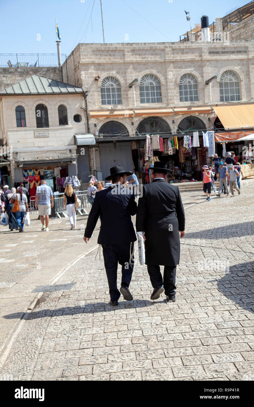 Zwei chassidischen Männer gehen in Jerusalem Altstadt christliches Viertel in Israel. Stockfoto