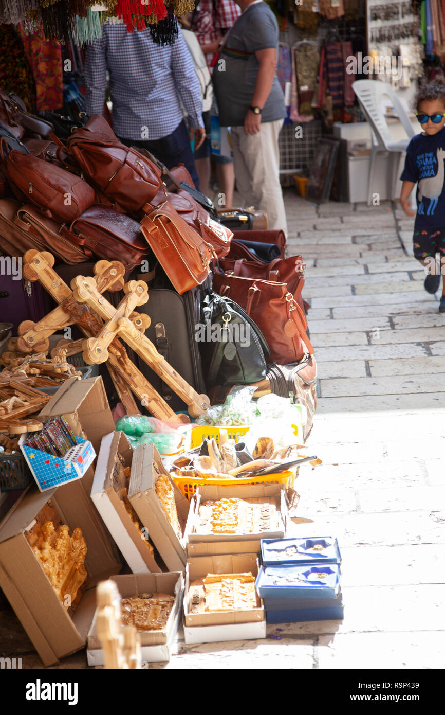 Stände auf Fahrbahnen durch Jerusalem Altstadt christliches Viertel in Israel. Stockfoto