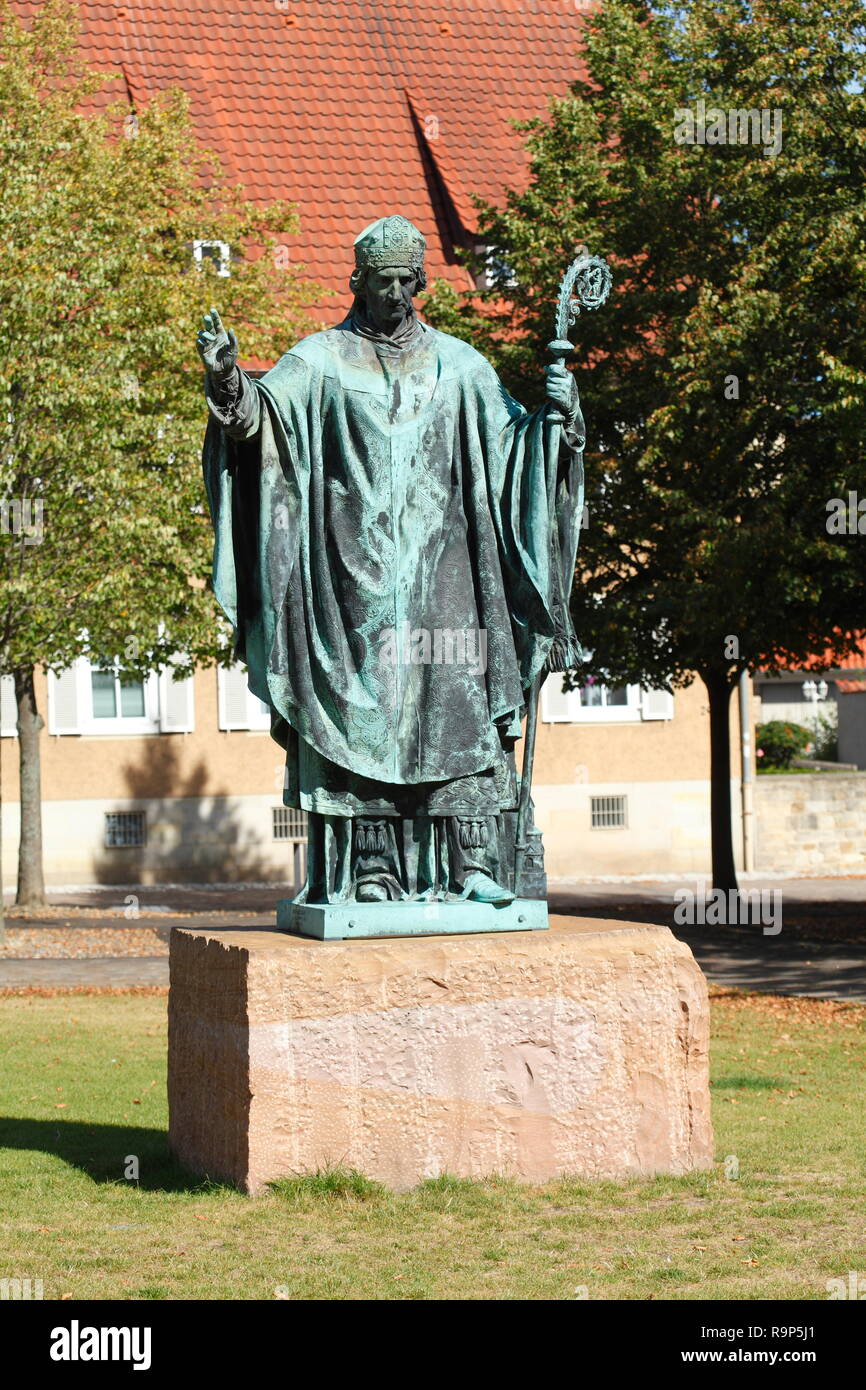 Bernwards Monument an der Domhof, Altstadt, Hildesheim, Niedersachsen, Deutschland, Europa Ich bin Bernwardsdenkmal Domhof, Altstadt, Hildesheim, Niedersachs Stockfoto