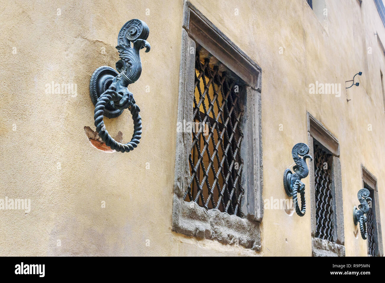 Antike Bügeleisen ringe Pferde auf der Mauer in der Altstadt von Siena zu binden. Italien Stockfoto