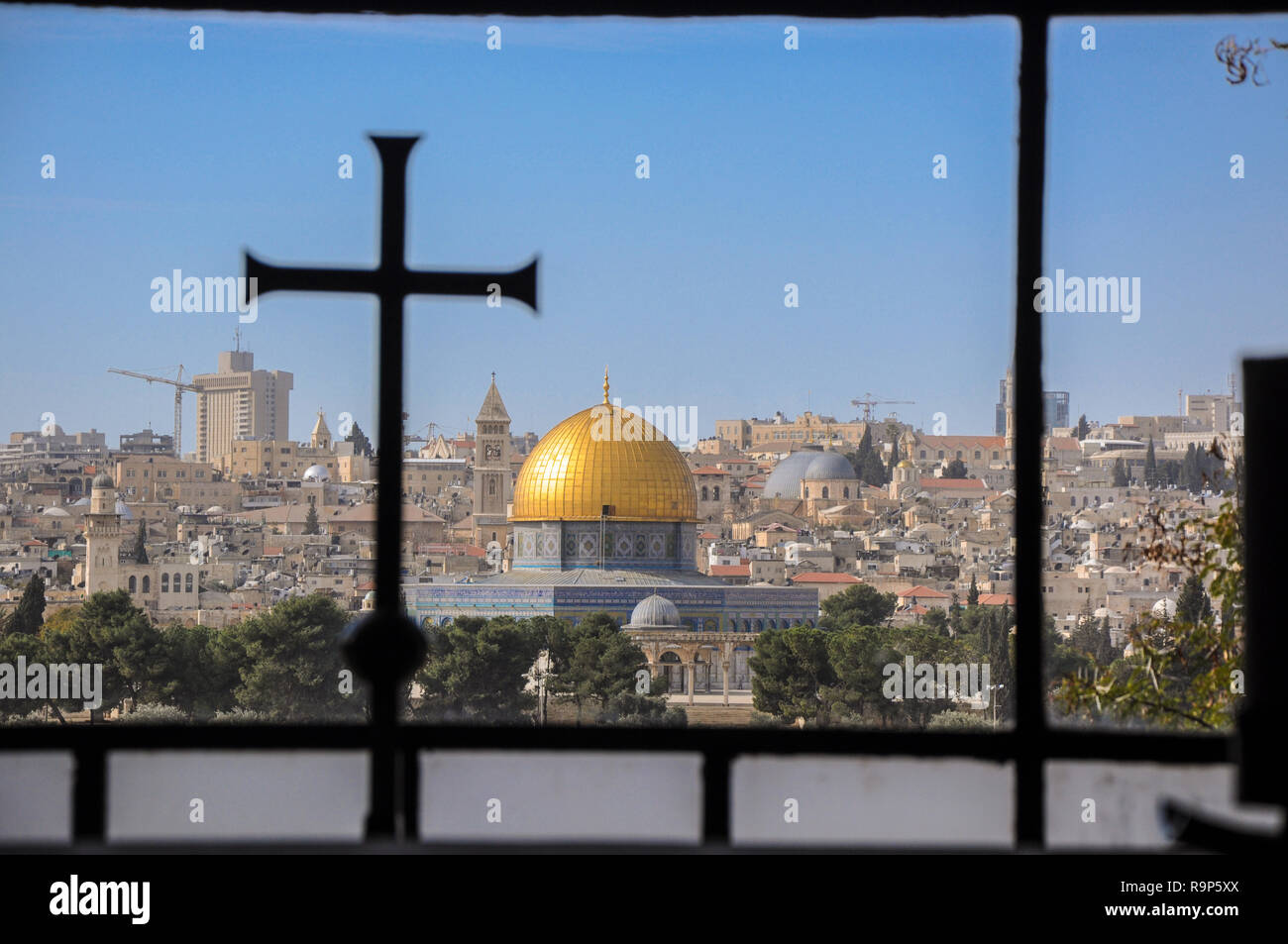 Blick von Dominus Flevit Kirche auf dem Berg der Oliven auf dem alten Teil der Stadt Jerusalem entfernt Stockfoto