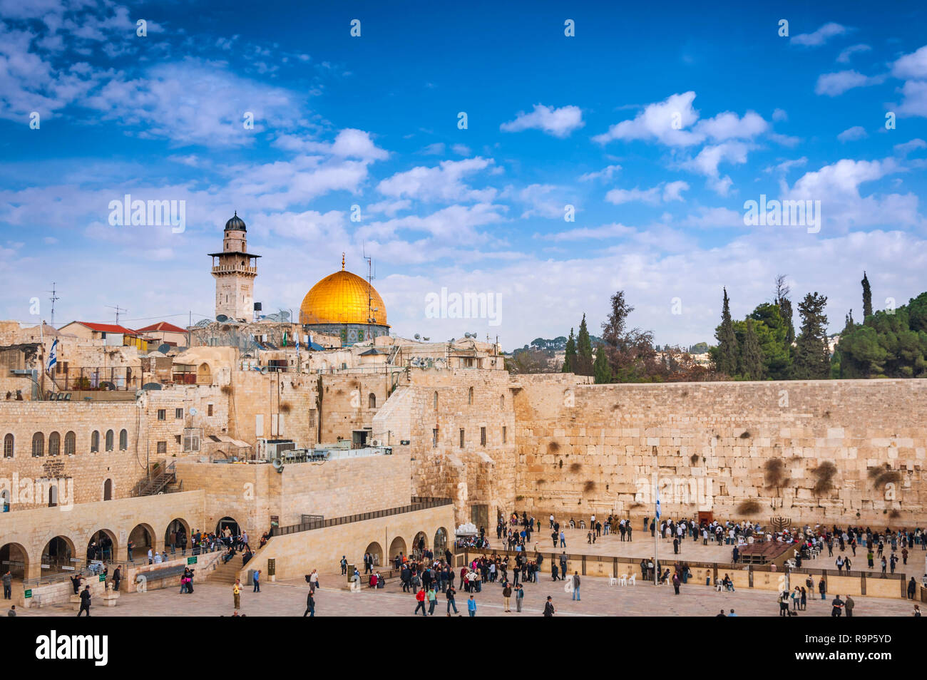 Goldene Kuppel des Rock am Tempelberg und Klagemauer in der Altstadt von Jerusalem Stockfoto