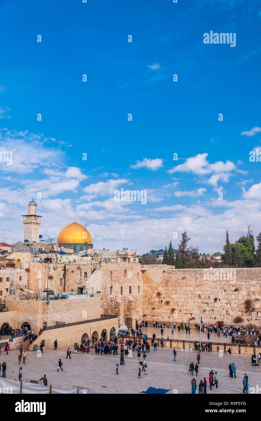 Goldene Kuppel des Rock am Tempelberg und Klagemauer in der Altstadt von Jerusalem Stockfoto