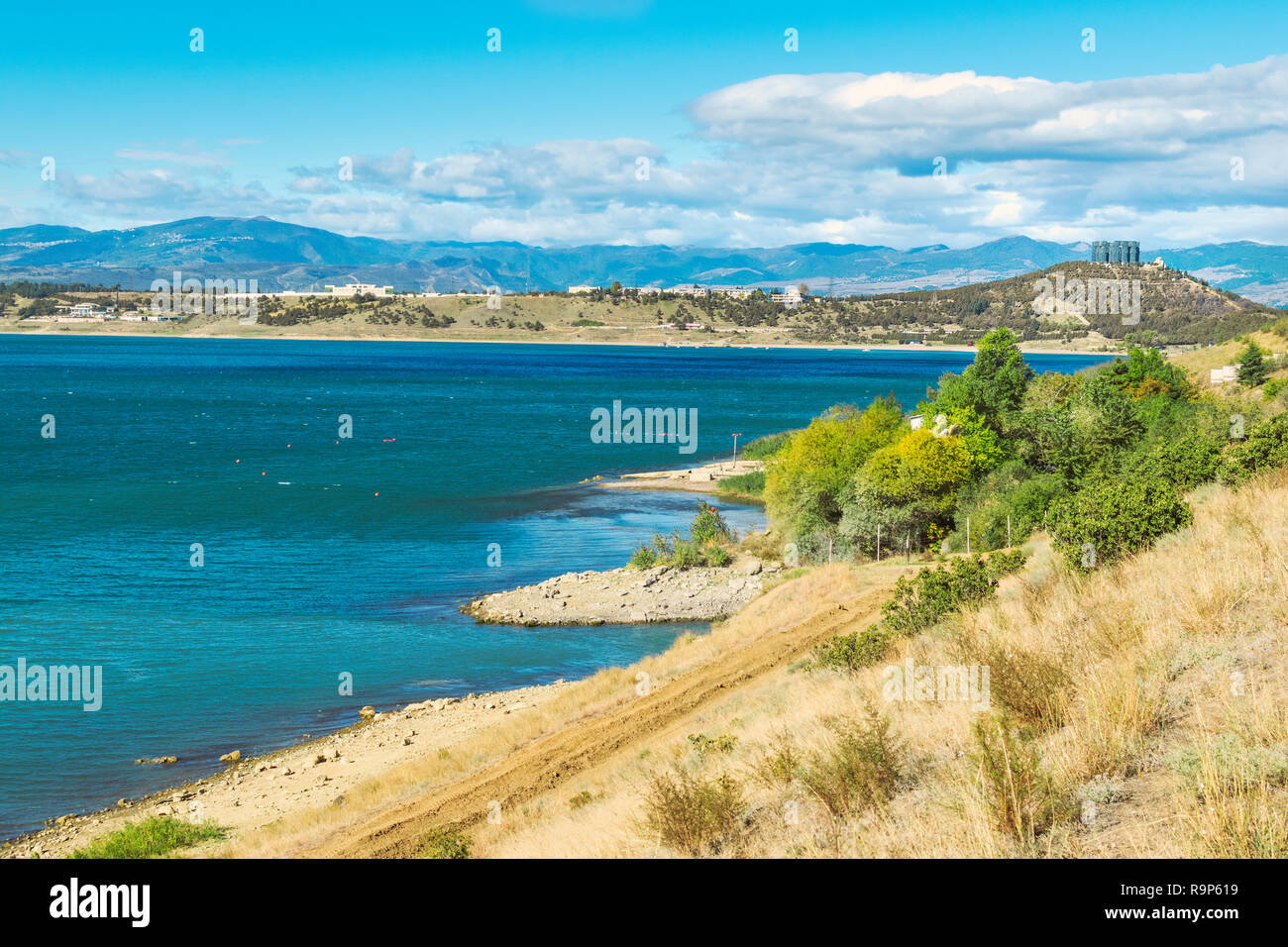 Blick auf Tbilisi Meer-, See- und eindrucksvolles Monument Chroniken von Georgien auf der Spitze des Hügels Stockfoto