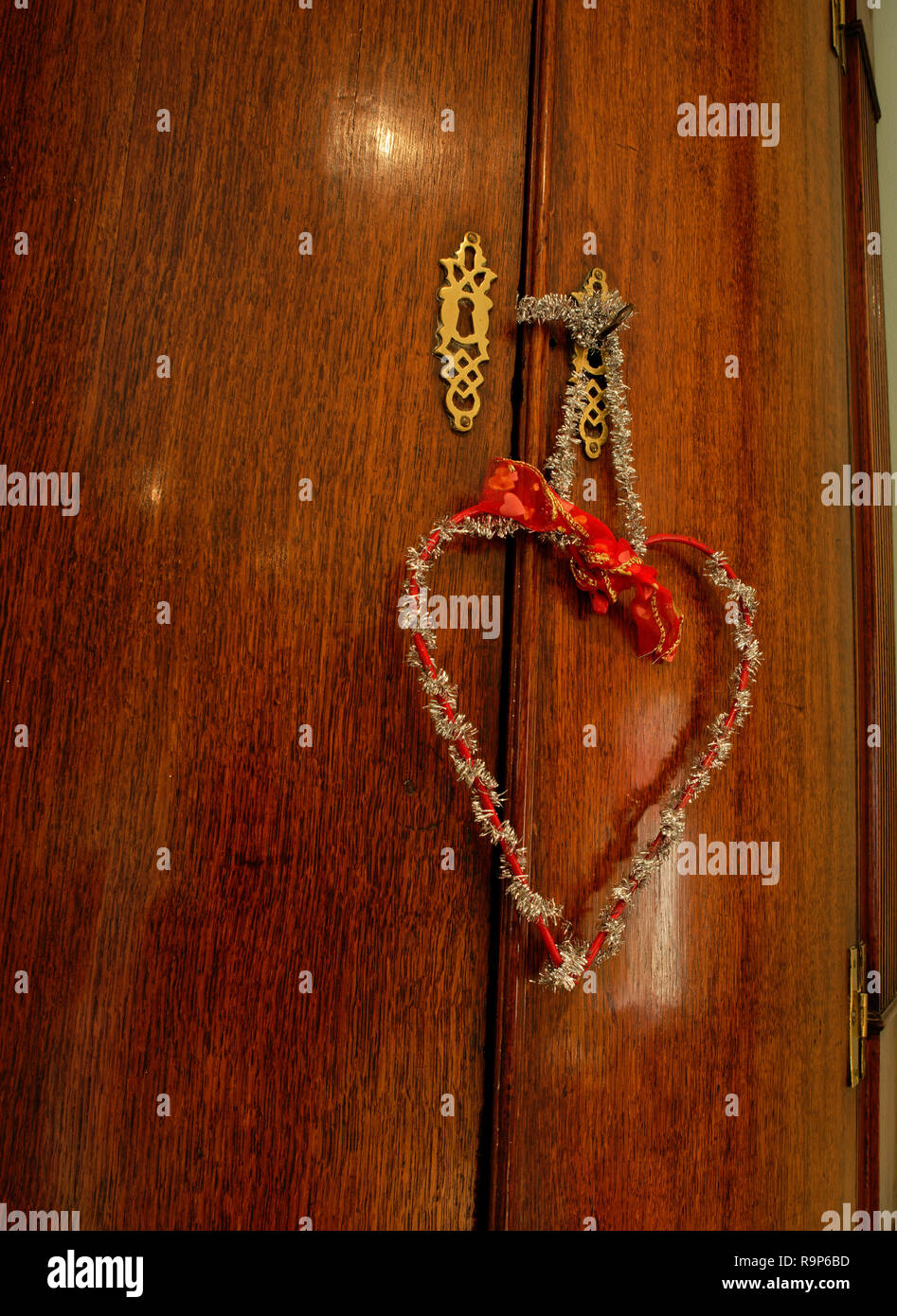 Lametta Herzen lieben an Weihnachten zu vertreten. Stockfoto